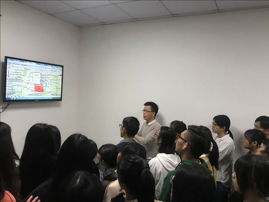 说明: D:\2019年新闻\20191125 新闻稿（商学院医学物流新体验）\图片 (3).jpg