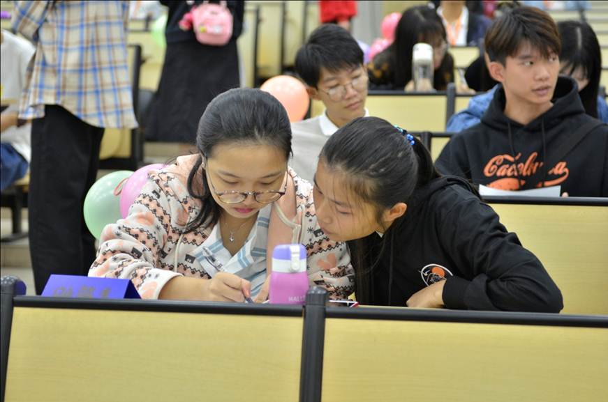 说明: D:\2019年新闻\11月20日商学院易班学生工作分站心理健康知识竞赛新闻稿\1答题环节.jpeg