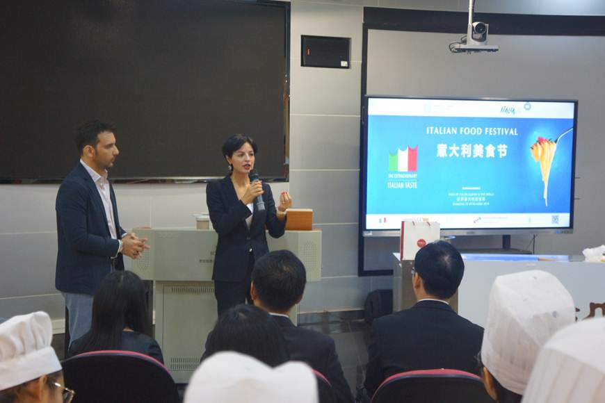 说明: D:\2019年新闻\20191125意大利驻广州总领事馆\照片\白露茜美食周活动致辞.JPG