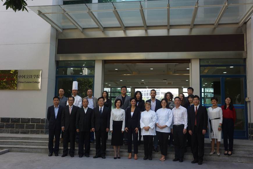 说明: D:\2019年新闻\20191125意大利驻广州总领事馆\照片\第四届世界意大利美食周活动合照.JPG