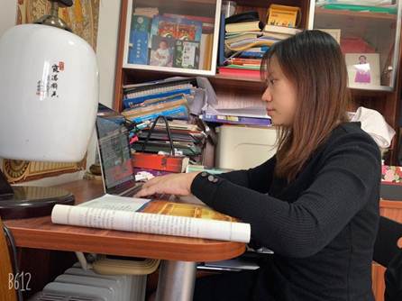 王璐老师进行线上教学直播现场