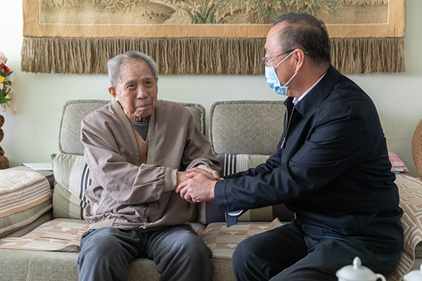 0ea4321edb4545d29d3b35ca2a0d521f.jpg 20201020_陈书记看望院士_孟禹豪摄 (2).jpg