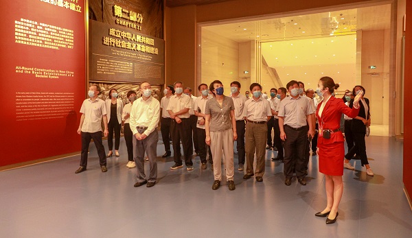 校领导参观党史展览馆 (33).jpg